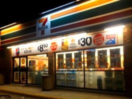 Ratero asalta a empleados de tienda y se lleva el dinero de las ventas