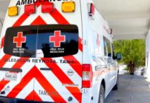 Unidad médica auxilia a victima tras haber sido atropellada en concurrida carretera