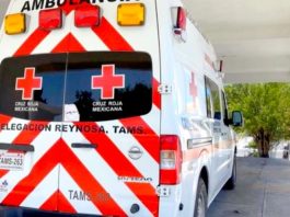 Unidad médica auxilia a victima tras haber sido atropellada en concurrida carretera