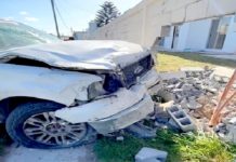 Unidad se proyecta contra barda y deja cuantiosos daños materiales