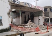 Derrumban cornisa de vieja bodega para eliminar riesgos a la población