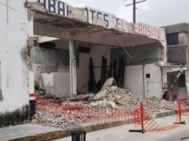 Derrumban cornisa de vieja bodega para eliminar riesgos a la población