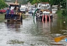 Con 6 bombas desfogan agua de las calles de la Moscú