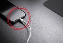 Si al cargar tu celular conectas el cable al cargador antes que al teléfono, puede tener un problema