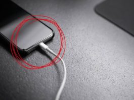 Si al cargar tu celular conectas el cable al cargador antes que al teléfono, puede tener un problema