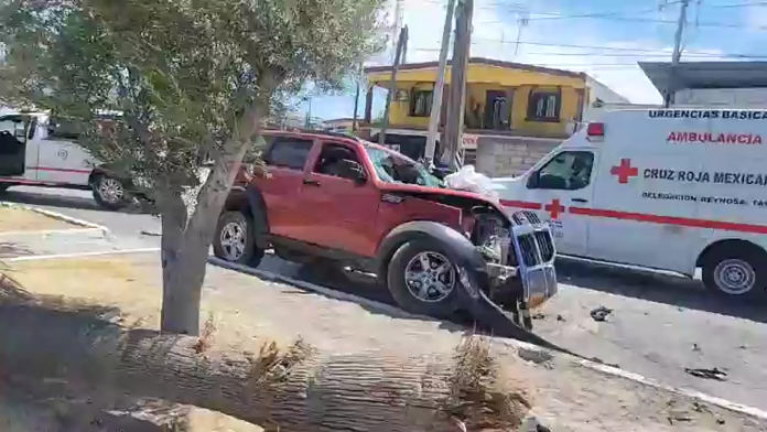 Accidente vial deja dos lesionados y daños materiales (5)