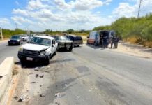 Chocan en concurrida vialidad y deja personas lesionadas