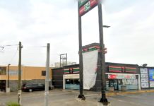 Ratero amaga a empleados de tienda para asaltarla y llevarse el dinero