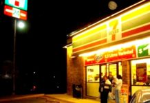 Ratero asalta a empleados de tienda y se lleva el dinero