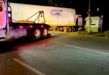 Tráiler se impacta contra la fachada de la Octava Zona Militar en carretera Río Bravo-Reynosa