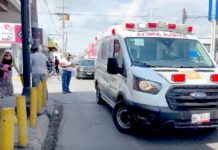 Unidad médica auxilia a víctimas de incidente vehicular