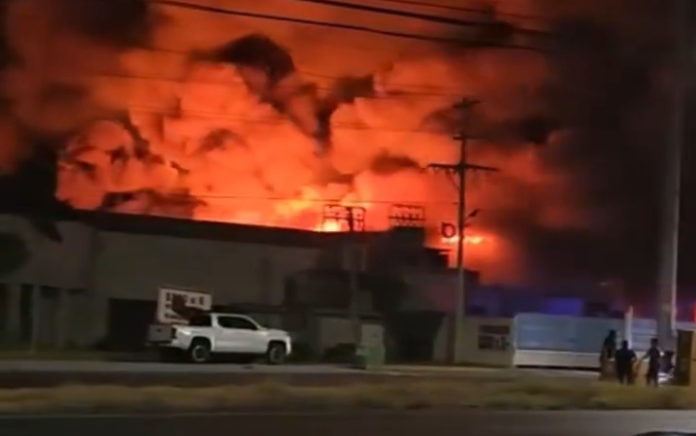 Voraz incendio arrasa a reclicladora (7)