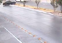 Vuelca unidad en concurrida vialidad dejando daños materiales