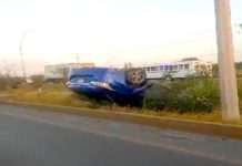 Vuelca unidad en carretera a Monterrey dejando daños materiales