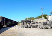 Aparatoso accidente en apartado poblado deja lesionados y daños