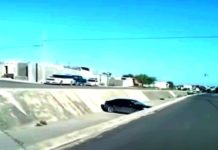 Cae unidad a dren desalinzador de aguas residuales y deja daños materiales