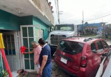 Tráiler fuera de control se estrella contra autos y vivienda en Madero; una mujer lesionada