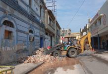 Se derrumba fachada de antiguo edificio en el centro de Tampico