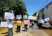 Vecinos del Camino del Arenal exigen solución a drenaje que afecta salud y movilidad