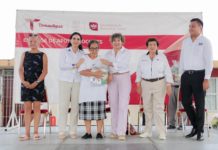 Mónica Villarreal entrega apoyos alimentarios a trabajadoras despicadoras