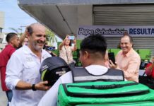 Pepe Schekaiban entregó cascos a motociclistas