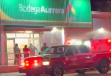 Bomberos acuden a conato de incendio en tienda popular