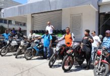 Realiza Pepe Schekaiban nueva entrega de cascos a motociclistas