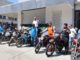 Realiza Pepe Schekaiban nueva entrega de cascos a motociclistas