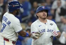 Alejandro Kirk hace historia al pegar el primer jonrón de un mexicano en Serie Mundial