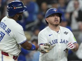 Alejandro Kirk hace historia al pegar el primer jonrón de un mexicano en Serie Mundial