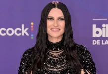 Laura Pausini ‘siente el abrazo’ de Giorgio Armani en la alfombra de los Premios Billboard