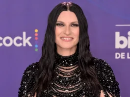 Laura Pausini ‘siente el abrazo’ de Giorgio Armani en la alfombra de los Premios Billboard