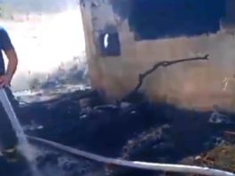 Bomberos sofocan incendio en predio abandonado dejando daños materiales