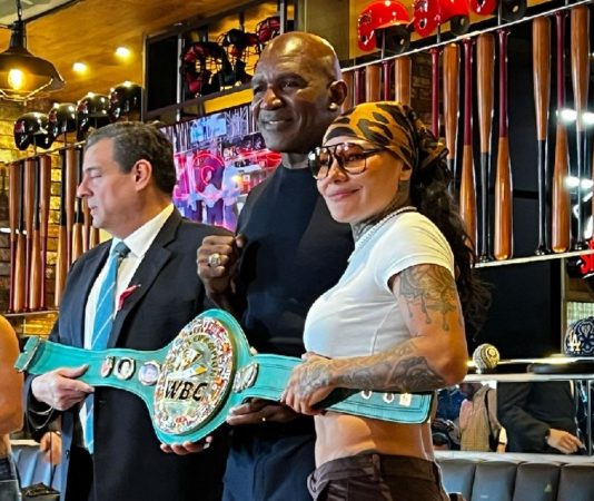 Evander Holyfield se resiste al cambio en el boxeo: No quiere que se parezca a la UFC