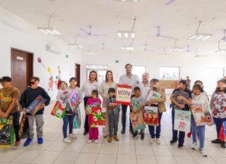 Festejaron menores migrantes la Navidad con Carlos y Alejandra