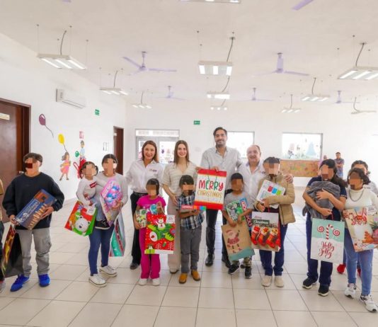 Festejaron menores migrantes la Navidad con Carlos y Alejandra