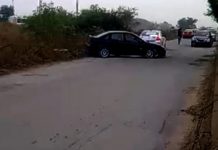 Accidente deja daños materiales y caos vial sobre lateral de canal de aguas negras