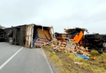 Aparatosa volcadura de tráiler deja lesionados y daños