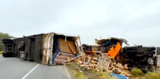 Aparatosa volcadura de tráiler deja lesionados y daños