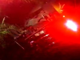 Cae unidad en canal de aguas negras dejando daños materiales