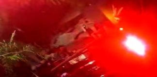 Cae unidad en canal de aguas negras dejando daños materiales