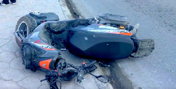 Choque deja un lesionado, daños y caos vial en concurrido boulevard (2)