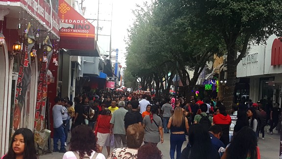 Ciudadanos aprovechan a realizar sus compas pre-navideñas (4)