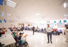 Compartió Carlos Peña Ortiz un mensaje y regalos a adultos mayores de Casa Hogar