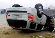 Vuelca unidad en apartada colonia popular dejando daños materiales