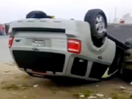 Vuelca unidad en apartada colonia popular dejando daños materiales