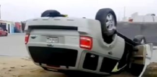 Vuelca unidad en apartada colonia popular dejando daños materiales