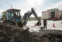Realizan reparación de fuga en la avenida Constituyentes
