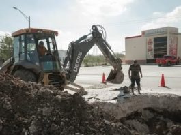 Realizan reparación de fuga en la avenida Constituyentes