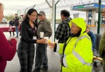 Llevan café caliente a las personas adultas mayores